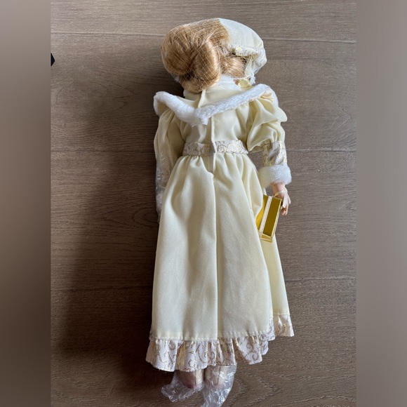 Vintage Winter Porcelain Doll, Lauren, Heritage Signature Collection - Picture 7 of 16